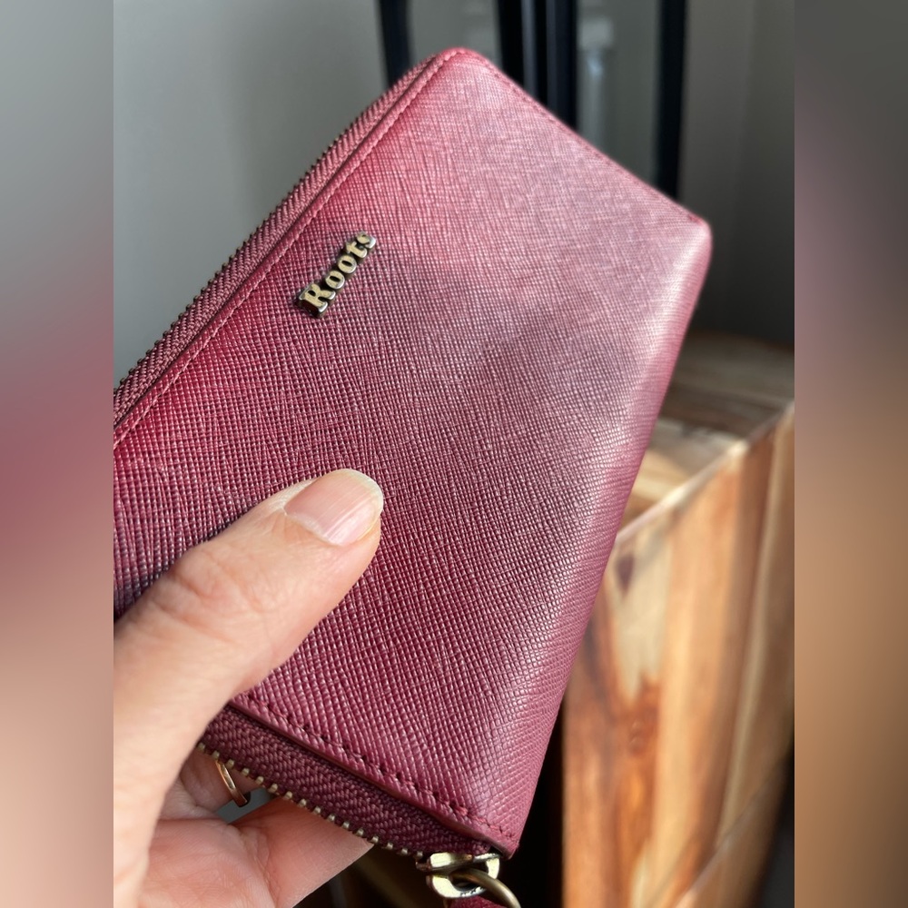 Vintage Roots Valencia wristlet wallet in red/burgundy saffiano-style leather - Picture 5 of 16